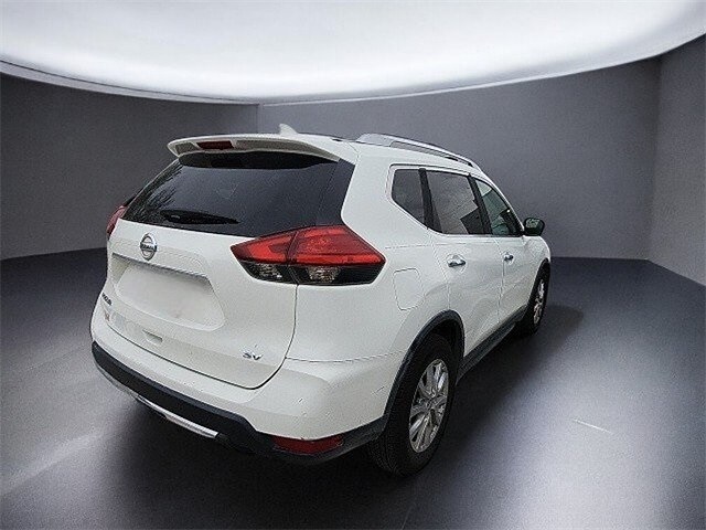 2017 Nissan Rogue SV photo 3