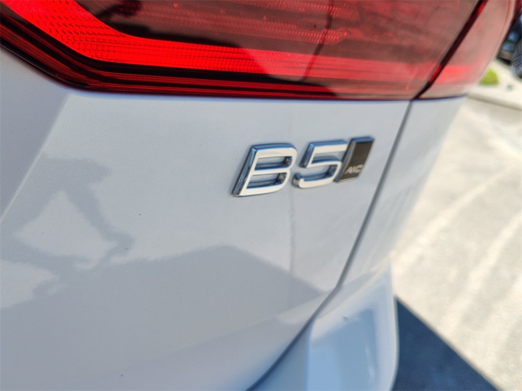 New 2026 Volvo XC60 B5 Core SUV