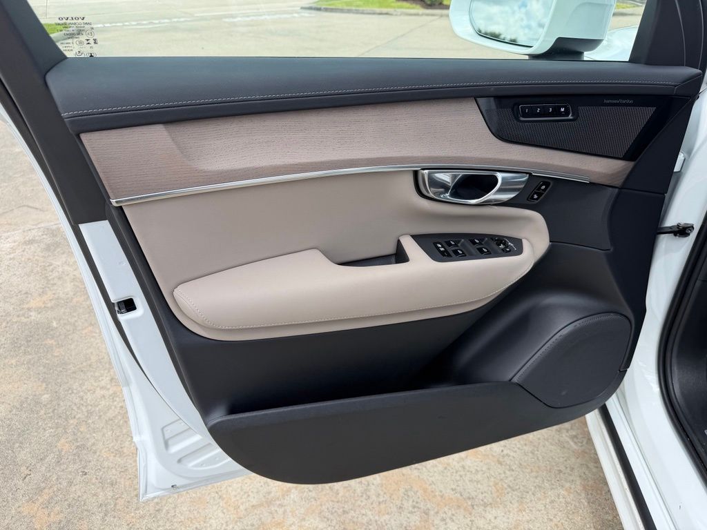 2026 Volvo XC90 Plus - Photo 12