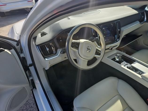 2024 Volvo S60 B5 Plus photo 3