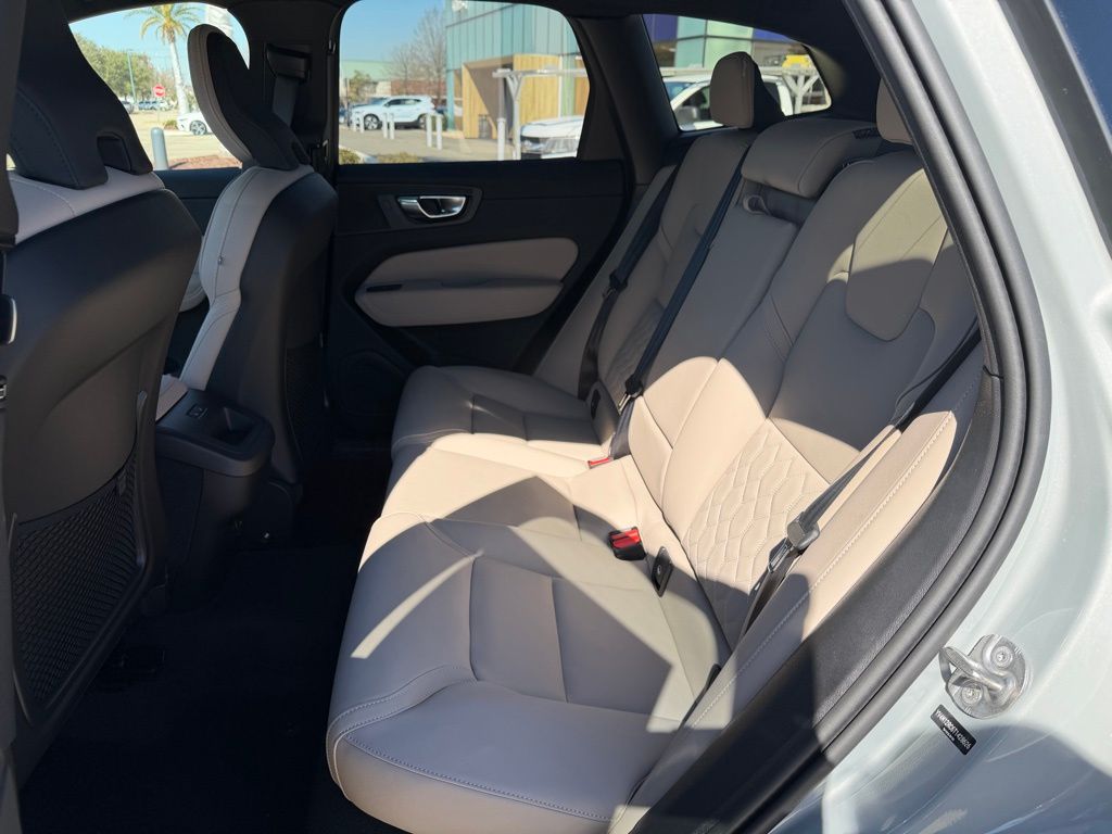 2026 Volvo XC60 Plus - Photo 13