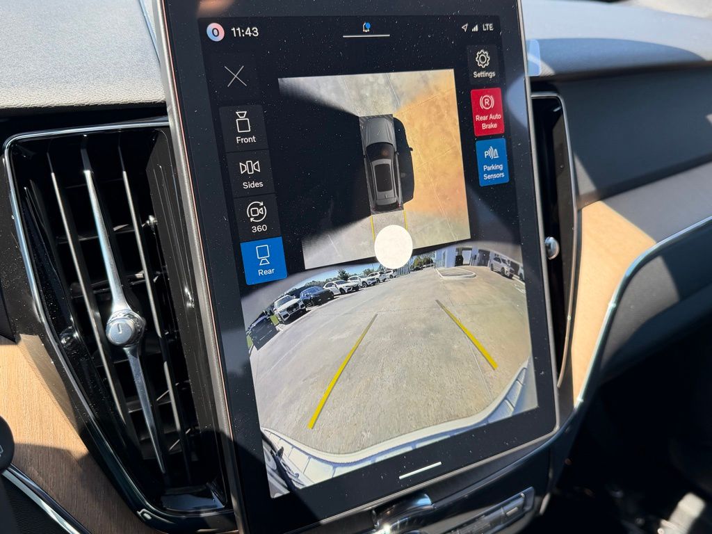 2026 Volvo XC60 Plus - Photo 21