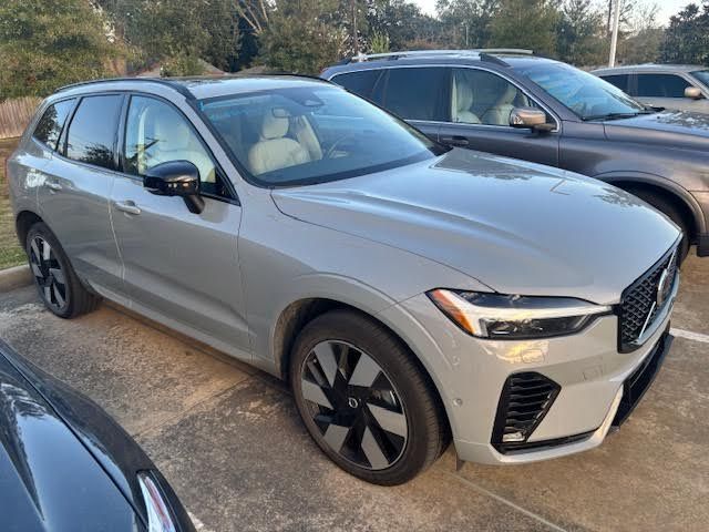 2024 Volvo XC60 Hybrid T8 Ultimate photo 2