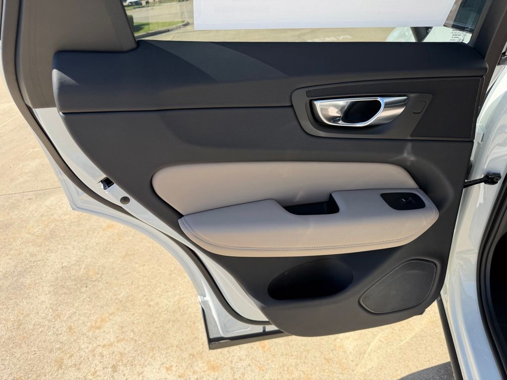 2026 Volvo XC60 Plus - Photo 15