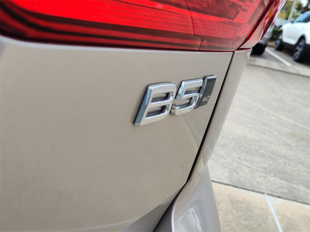 New 2025 Volvo XC60 B5 Plus SUV