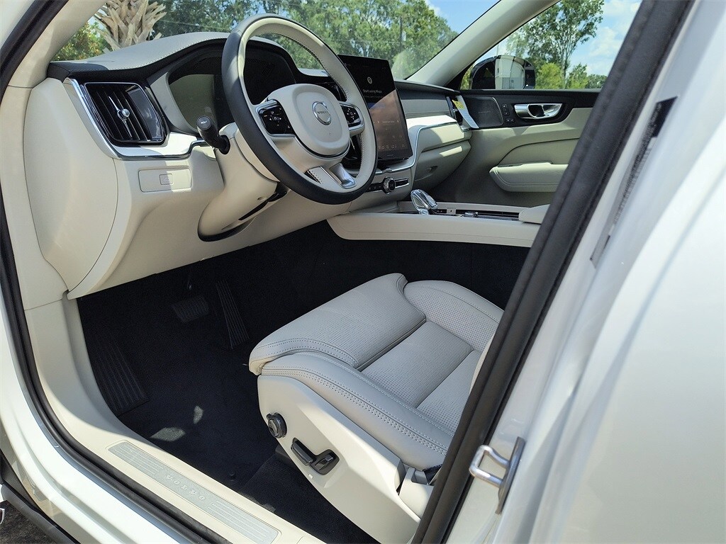 2026 Volvo XC60 B5 photo 2