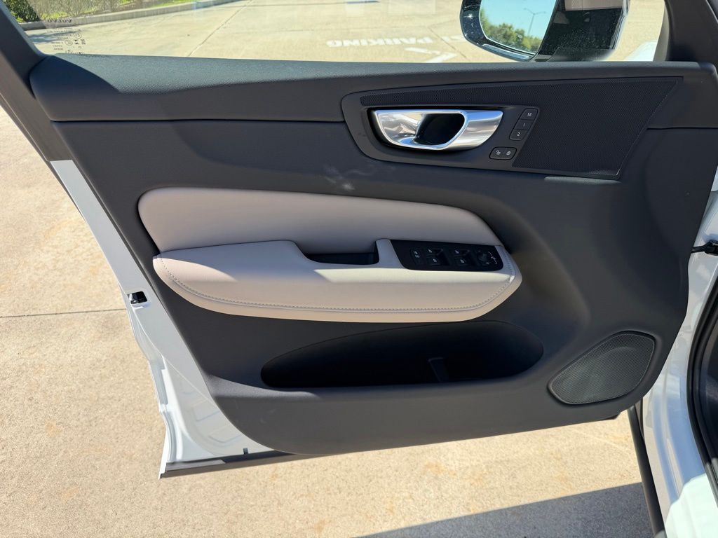 2026 Volvo XC60 Plus - Photo 13