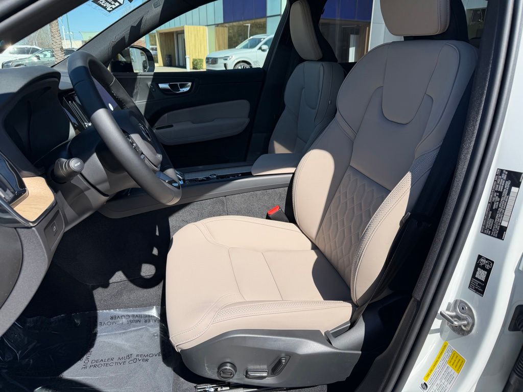 2026 Volvo XC60 Plus - Photo 11
