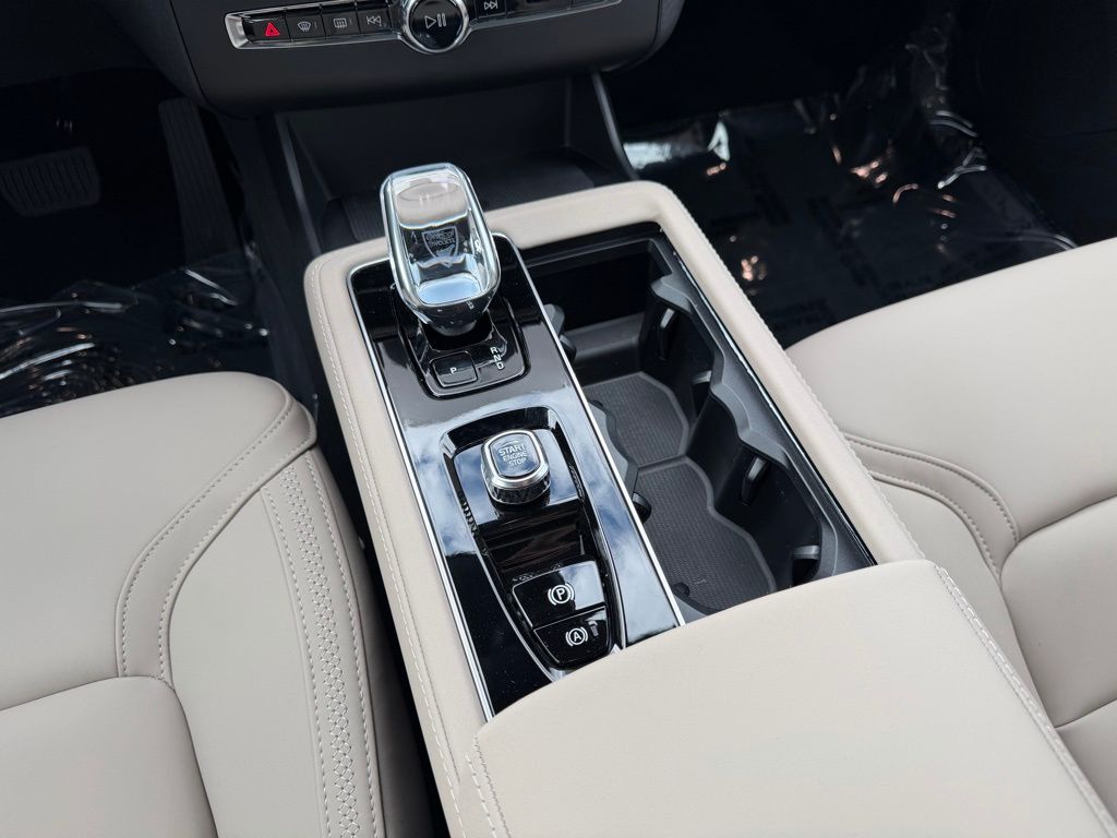 2026 Volvo XC90 Plus - Photo 17