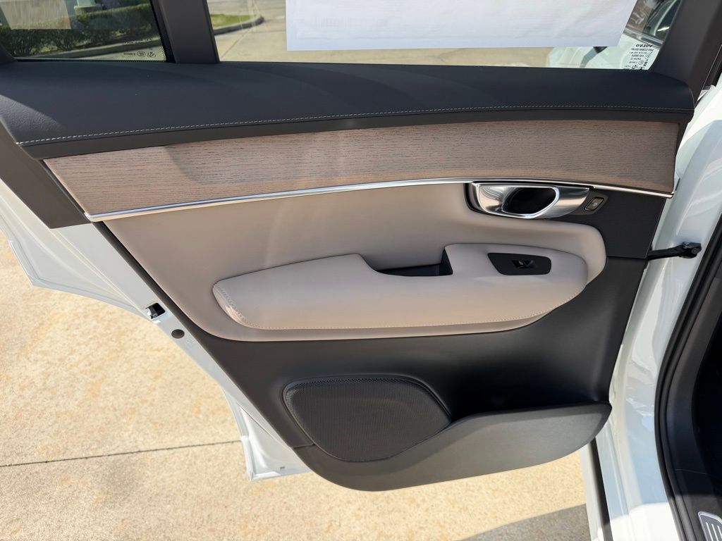 2026 Volvo XC90 Plus - Photo 15