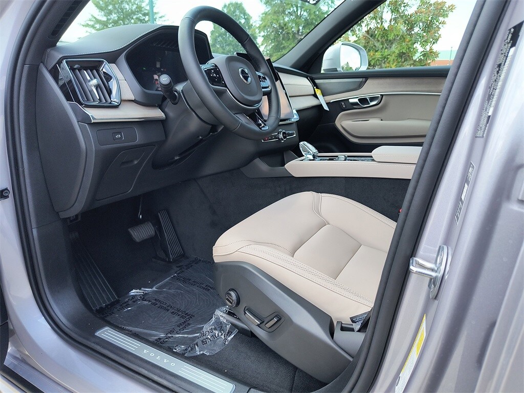 2026 Volvo XC90 Plus photo 2