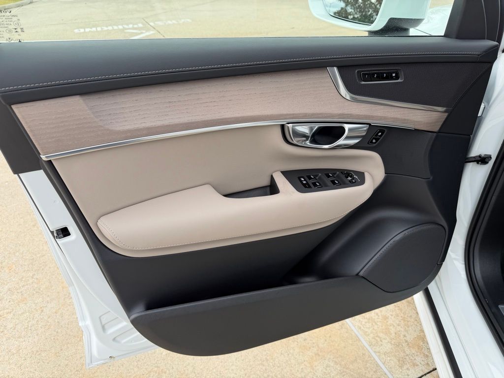 2026 Volvo XC90 Plus - Photo 13