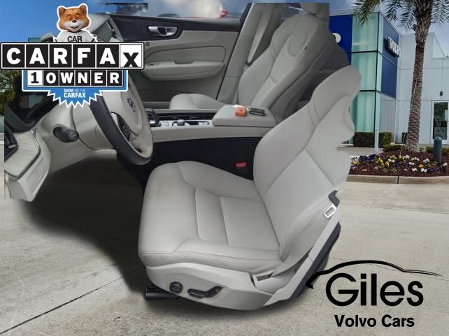 2023 Volvo XC60 Plus's photo