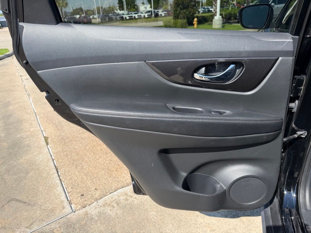 2019 Nissan Rogue SV - Photo 13