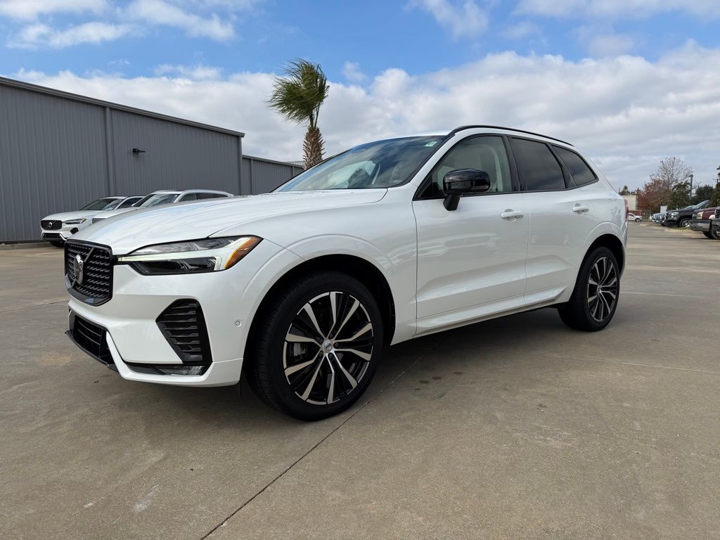 2023 Volvo XC60 Plus's photo