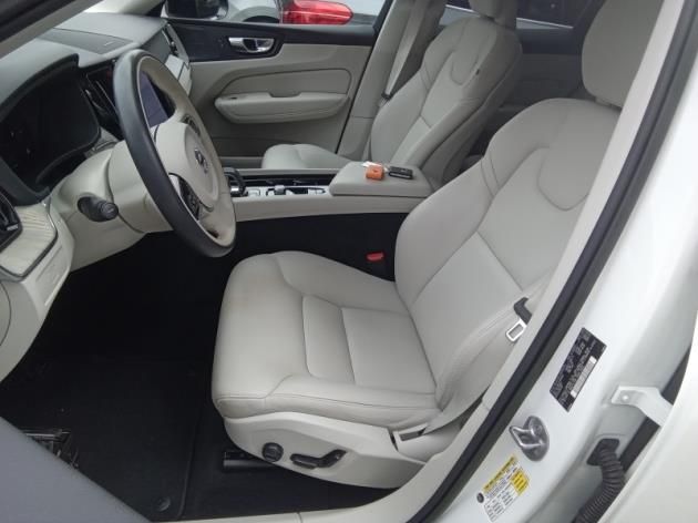 2023 Volvo XC60 B5 Plus photo 2