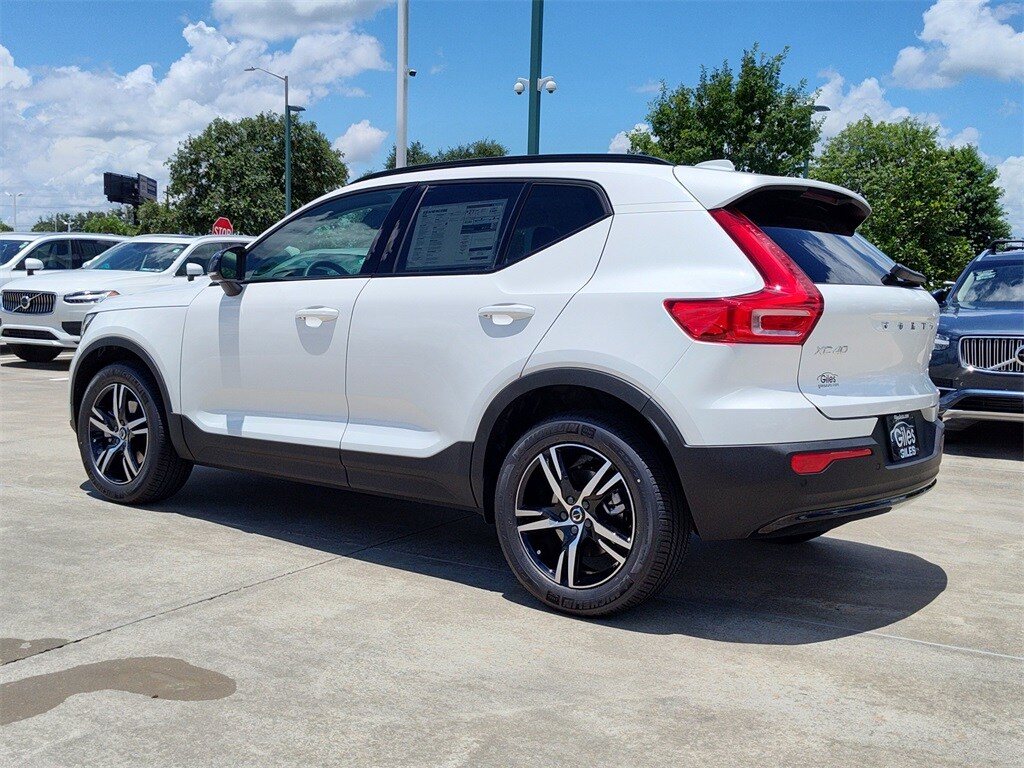 2026 Volvo XC40 Core photo 2