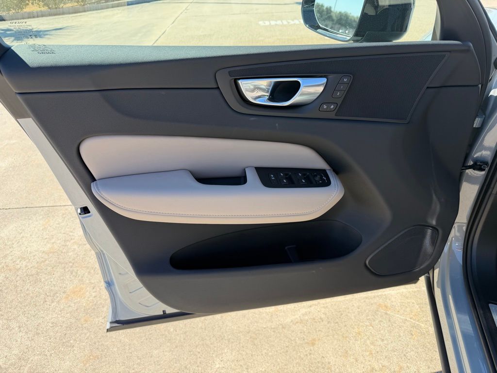 2026 Volvo XC60 Plus - Photo 12
