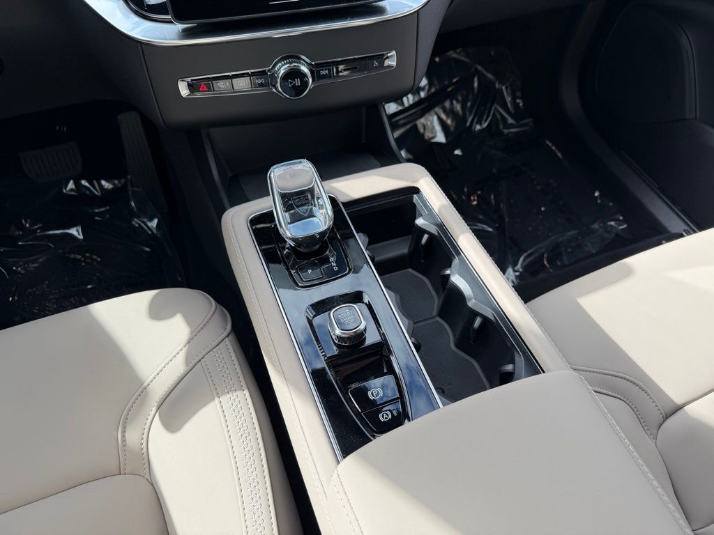 2026 Volvo XC90 Plus - Photo 17