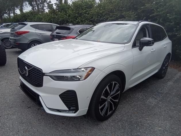 2023 Volvo XC60 Plus's photo