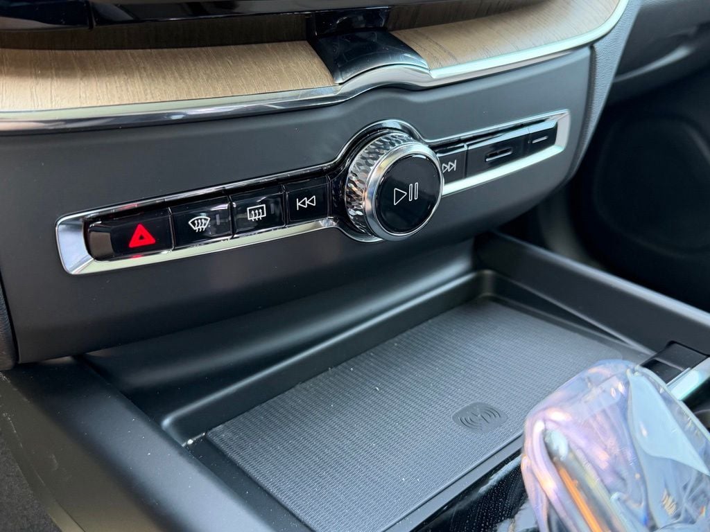 2026 Volvo XC60 Plus - Photo 22
