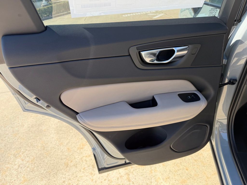 2026 Volvo XC60 Plus - Photo 14