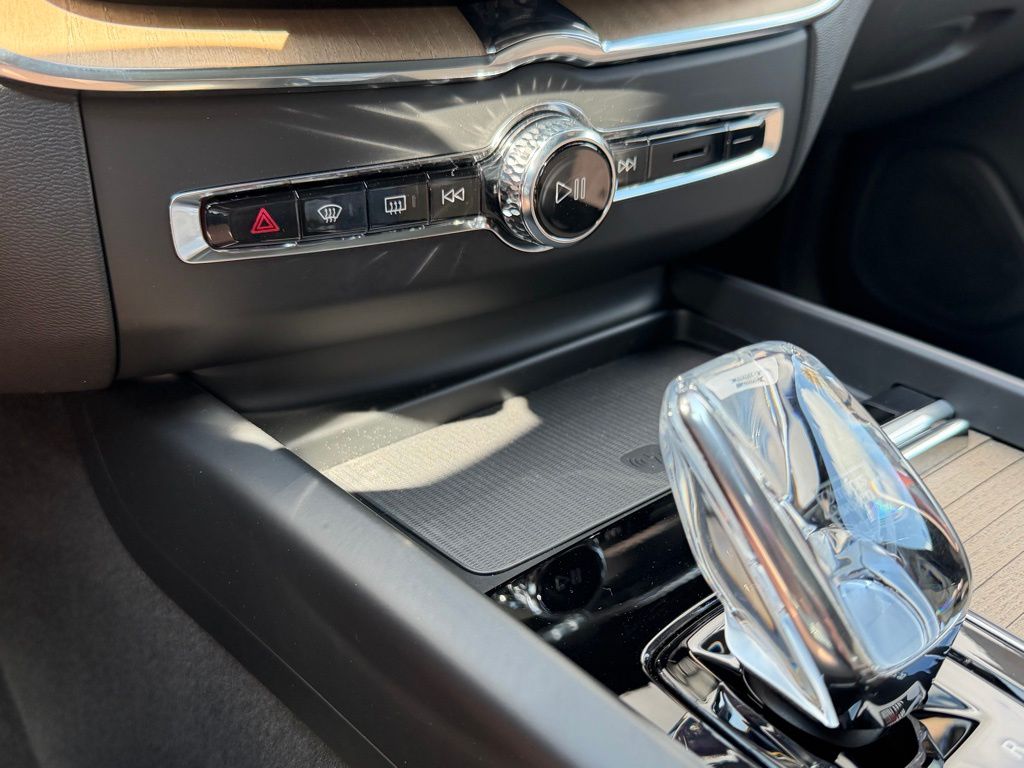 2026 Volvo XC60 Plus - Photo 21