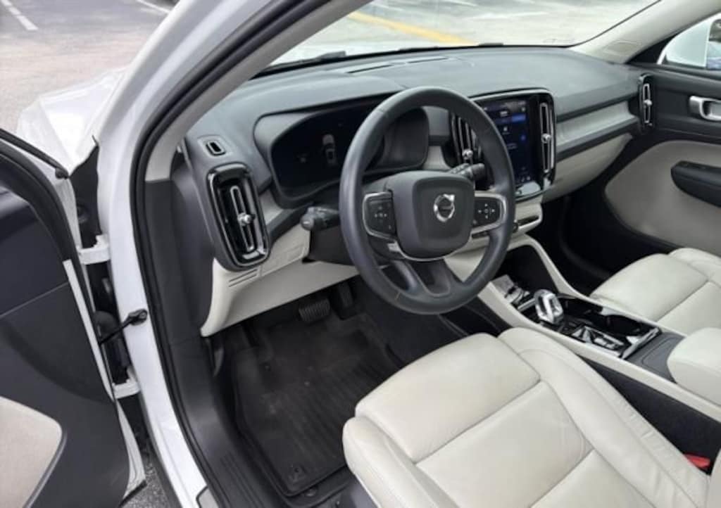 Used 2023 Volvo XC40 B4 FWD Plus Bright SUV