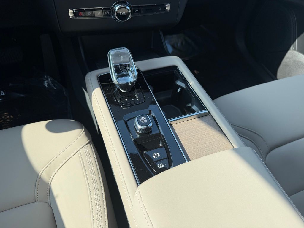 2026 Volvo XC90 Plus - Photo 17