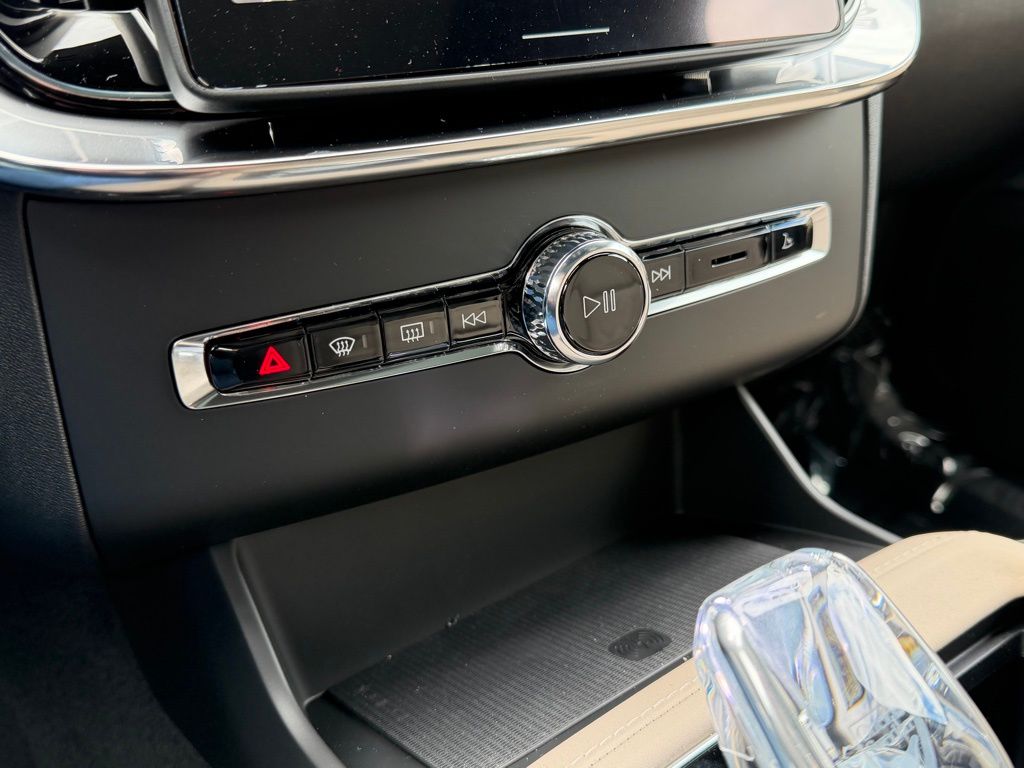 2026 Volvo XC90 Plus - Photo 22
