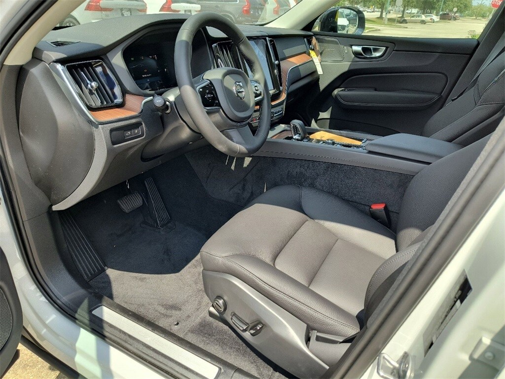2024 Volvo XC60 Recharge T8 Plus photo 2