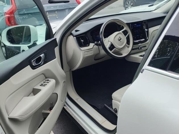 2023 Volvo XC60 B5 Plus photo 4