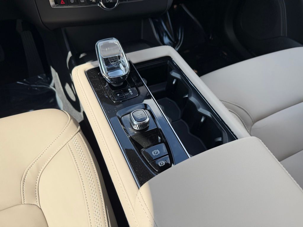 2026 Volvo XC90 Plus - Photo 17