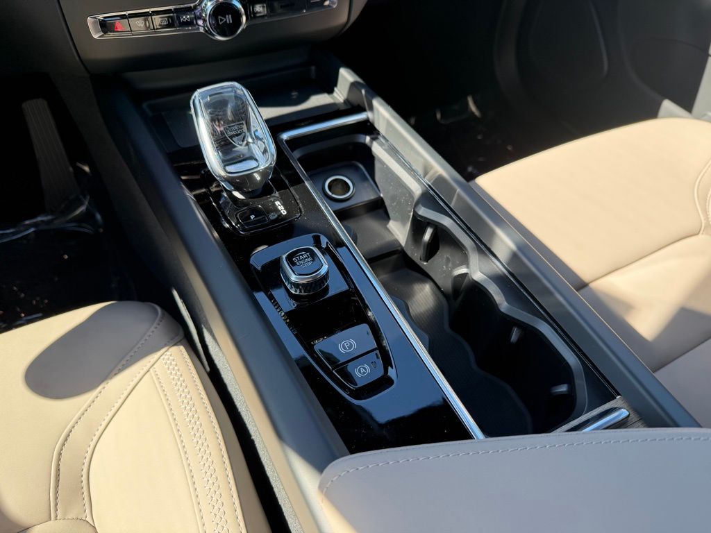 2026 Volvo XC60 Plus - Photo 16