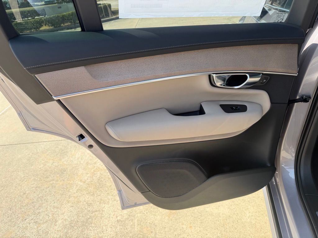 2026 Volvo XC90 Plus - Photo 15