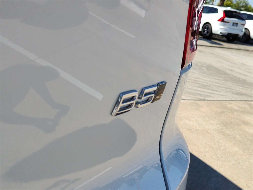 2026 Volvo XC40 Plus photo 3