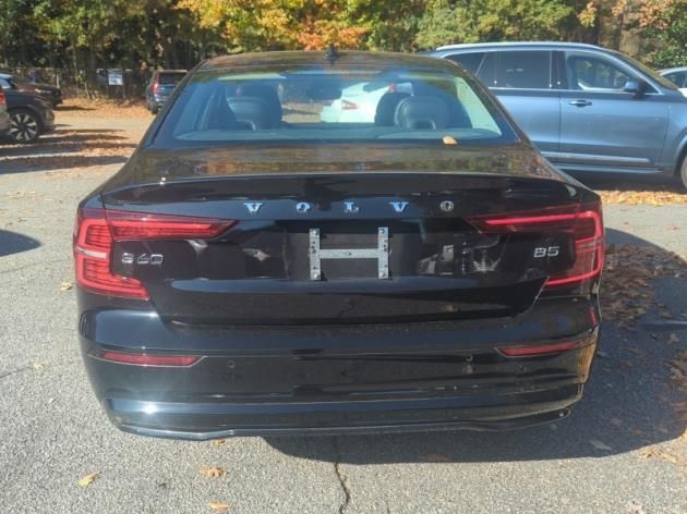 2024 Volvo S60 B5 Core photo 2
