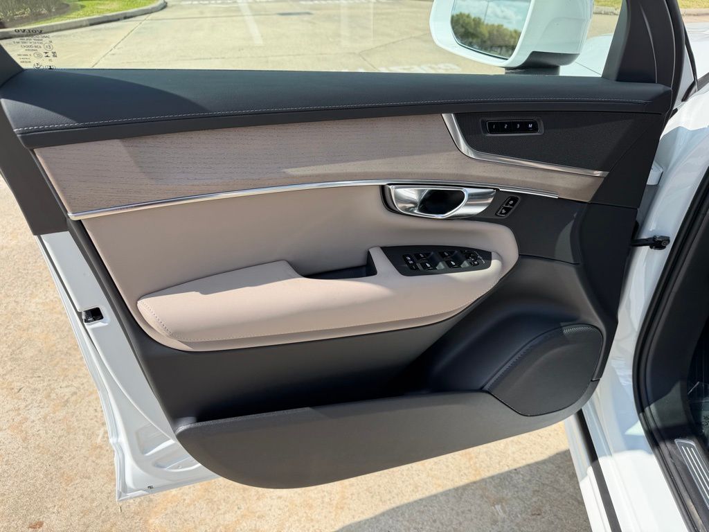 2026 Volvo XC90 Plus - Photo 13