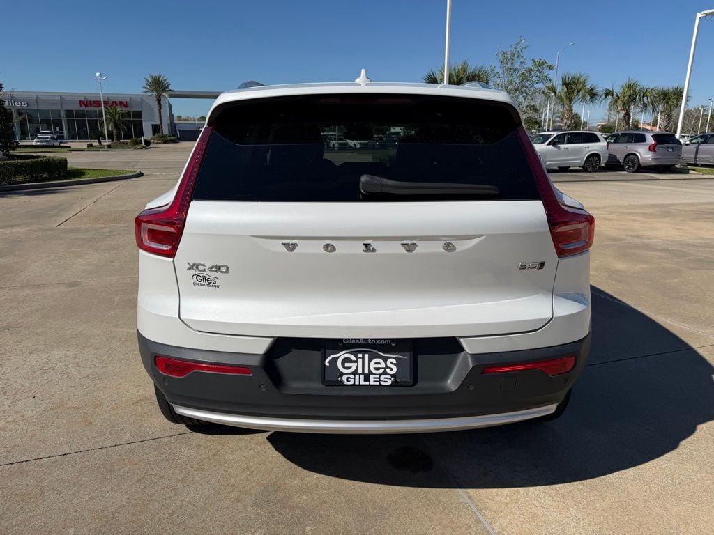 Used 2024 Volvo XC40 B5 Core SUV