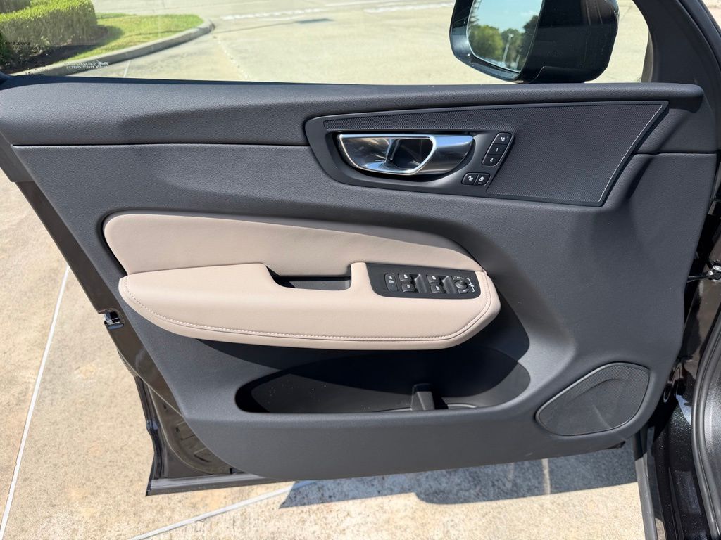 2026 Volvo XC60 Plus - Photo 13