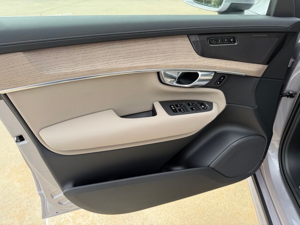 2026 Volvo XC90 Plus - Photo 13