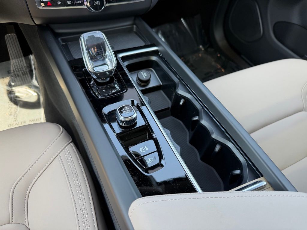 2026 Volvo XC60 Plus - Photo 17