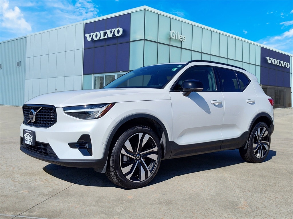 2025 Volvo XC40 SUV 