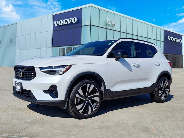 2025 Volvo XC40 B5 Plus Dark Theme SUV