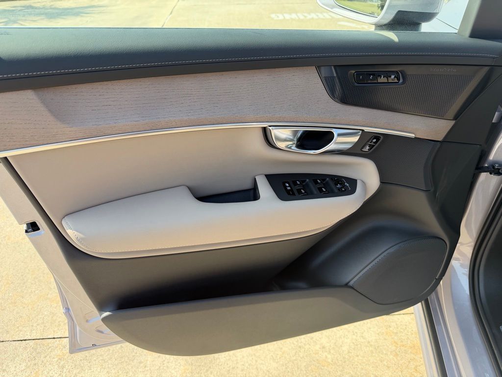 2026 Volvo XC90 Plus - Photo 13