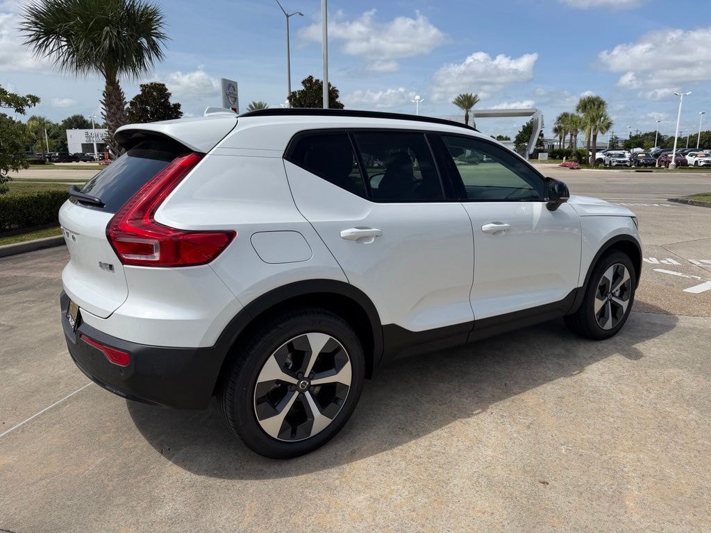 New 2026 Volvo XC40 B5 Plus SUV