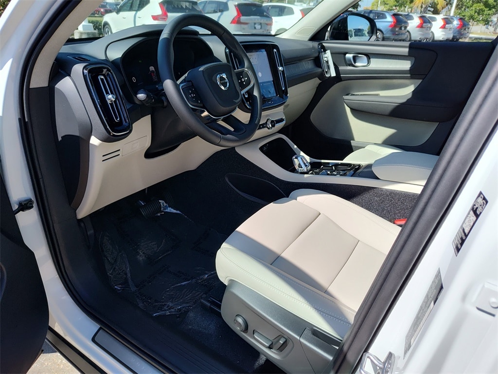 New 2026 Volvo XC40 B5 Plus SUV