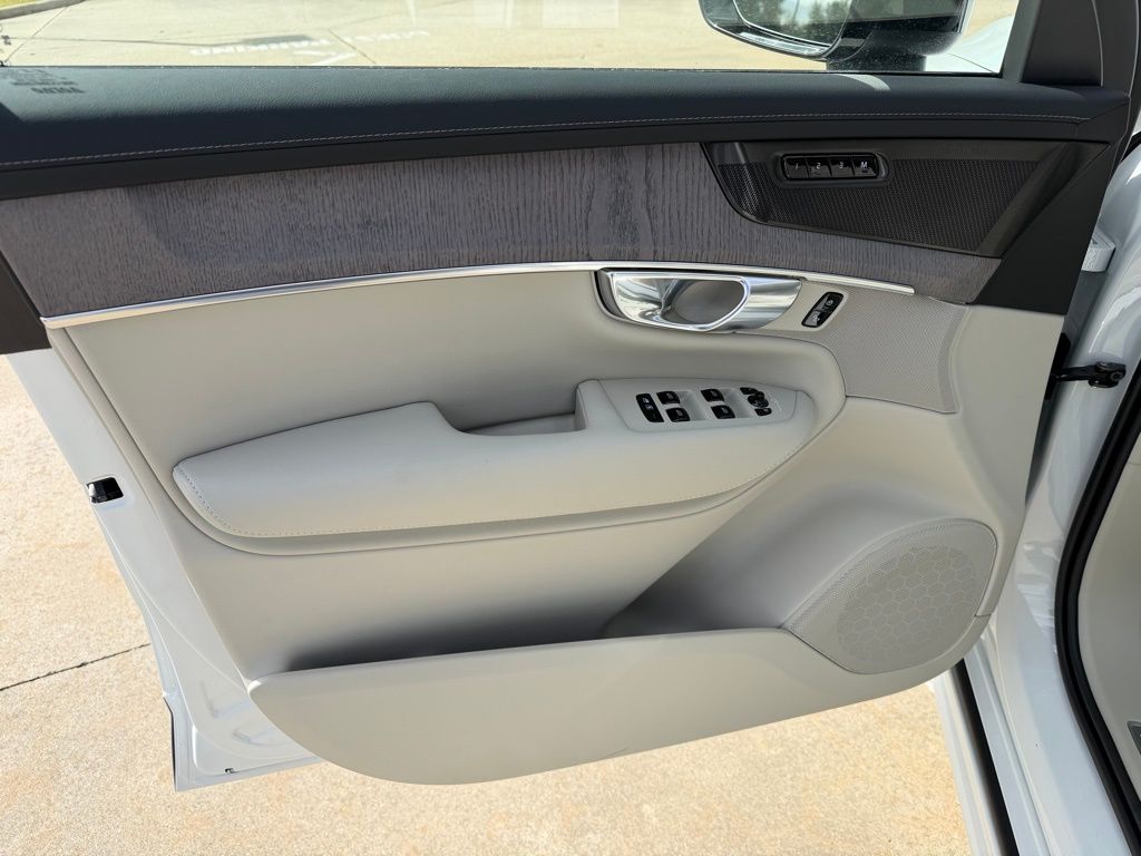 2026 Volvo XC90 Ultra - Photo 13