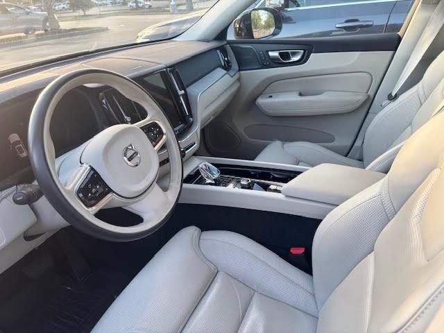 2024 Volvo XC60 Hybrid T8 Ultimate photo 3