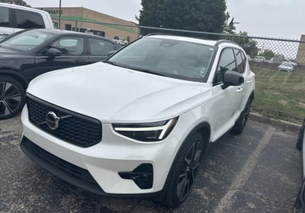 Used 2023 Volvo XC40 B5 AWD Ultimate Dark SUV